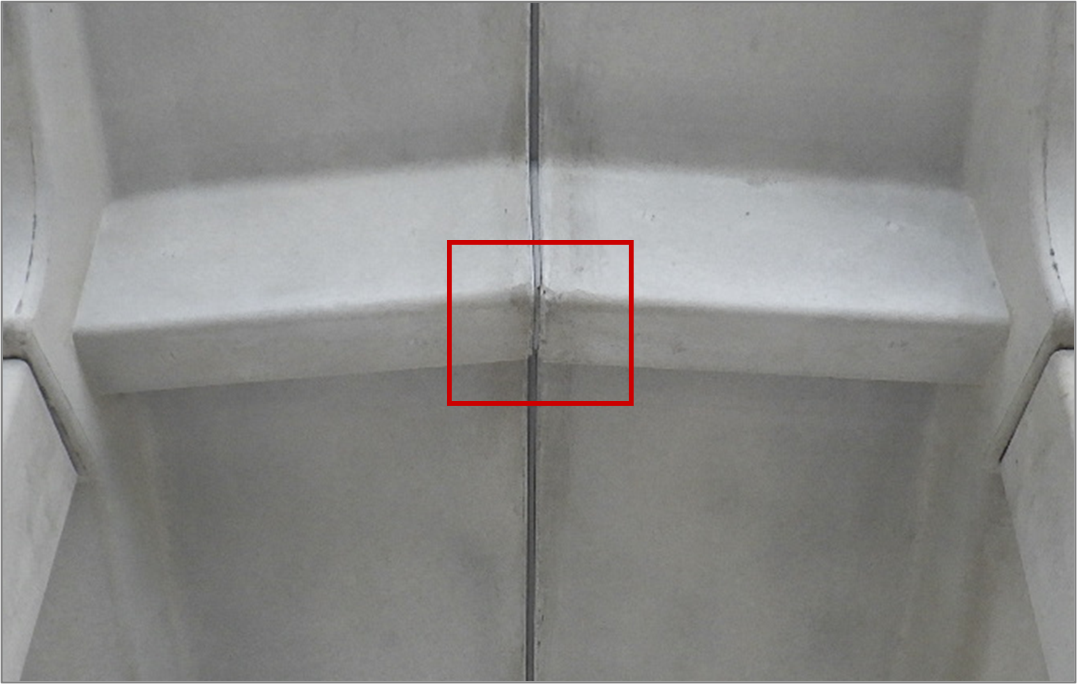 写真－4 架設キーパーの横梁間隙(道路側から)